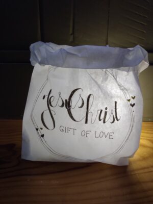 Kerstkaart/zakje 'Jesus Christ gift of love' voor een waxinelichtje (op batterijen)
