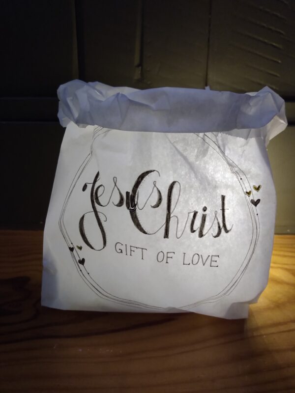 Kerstkaart/zakje 'Jesus Christ gift of love' voor een waxinelichtje (op batterijen)